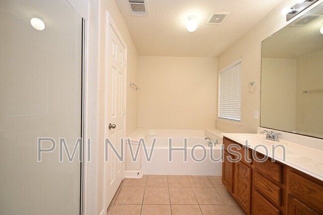 Building Photo - 1506 York Creek Dr