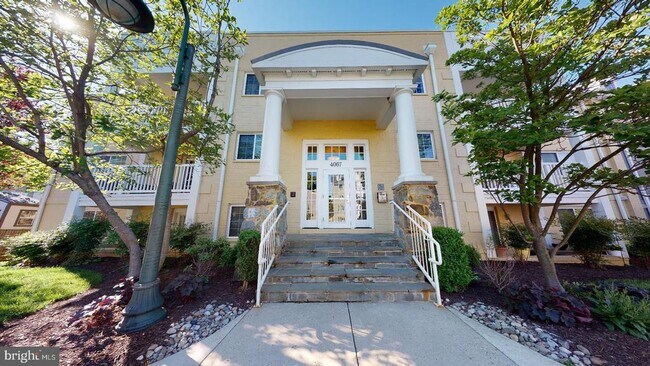 Building Photo - 4067 S Four Mile Run Dr