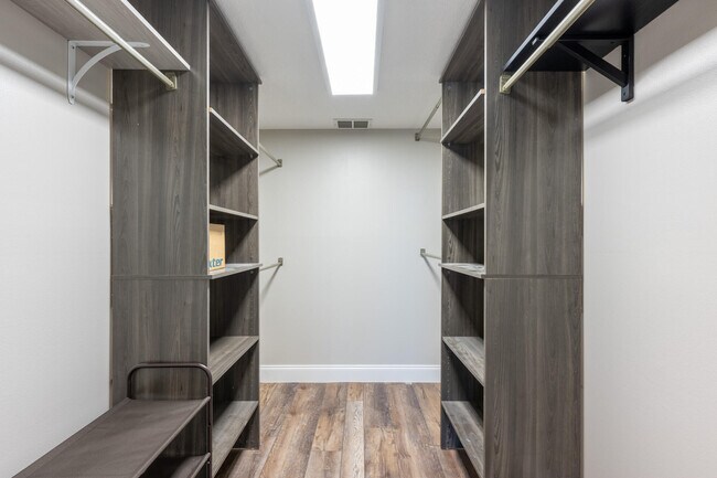 Building Photo - 729 Lori Dr