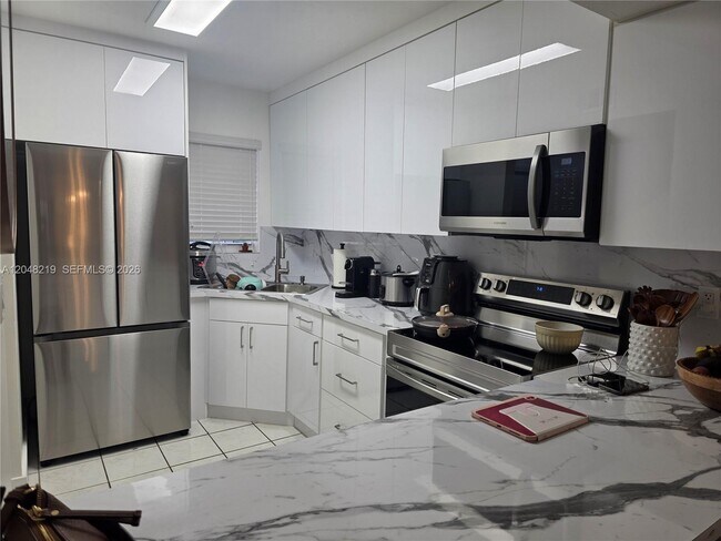 Building Photo - 523 W 68th St