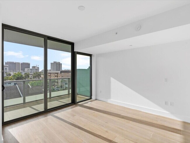 Building Photo - 9901 W Bay Harbor Dr