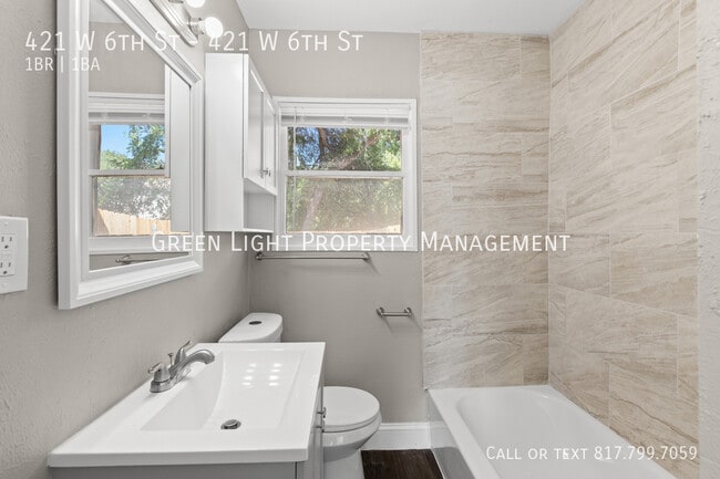 Building Photo - 421 W 6th St