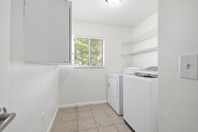 Building Photo - Amazing Pool Home!