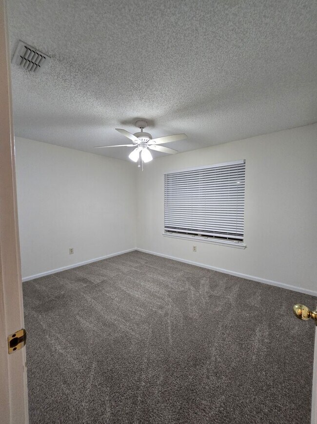 Building Photo - 3 Bedroom 2 Bath at Chimney Lakes