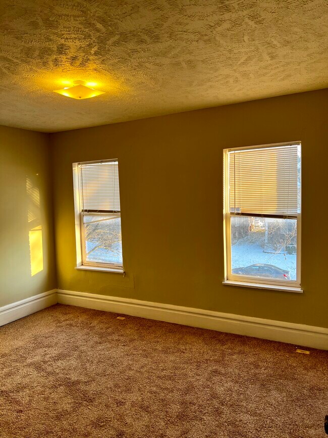 Building Photo - 300 E 17th Ave