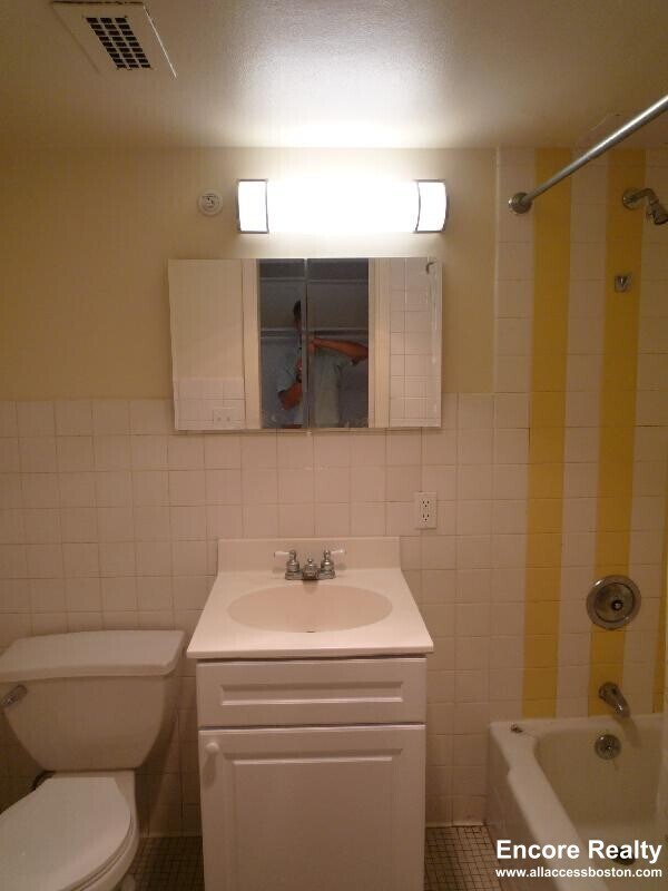 Building Photo - 16 Monmouth Ct