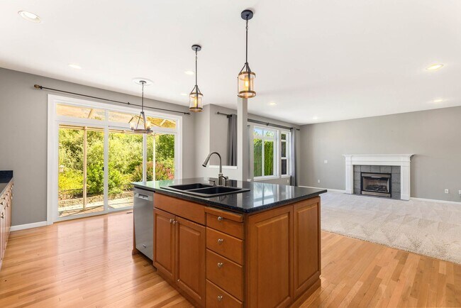 Building Photo - Beautiful 5 Bedroom Mill Creek Home backin...
