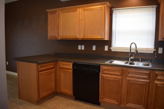 Building Photo - Large 2 story 3 bedroom 2 bathroom!