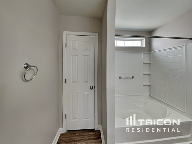 Building Photo - 2117 Clear Brook Dr