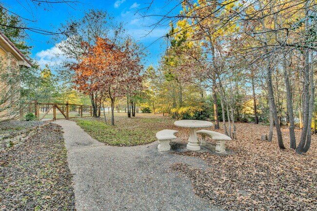 Building Photo - 118 N Buckhorn Dr