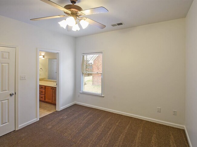Building Photo - GORGEOUS 4 bed, 3.5 bath home near Macon a...