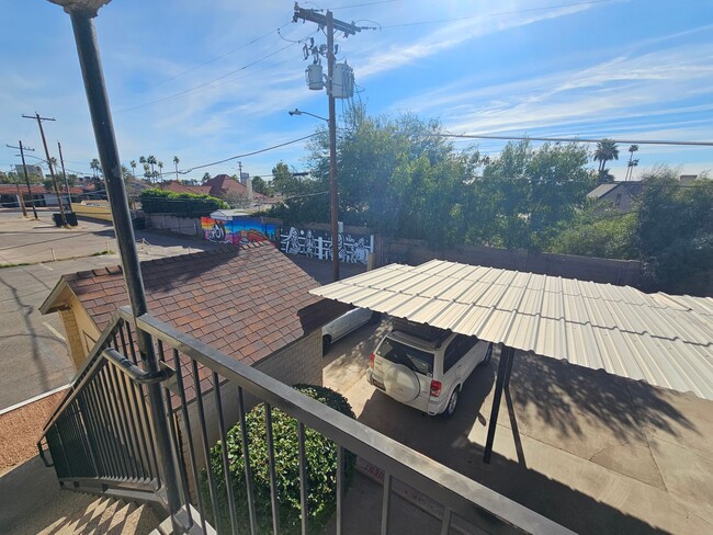 Building Photo - 1 BR 1 BATH FULL REMODEL UPPER UNIT FREE RENT OAC