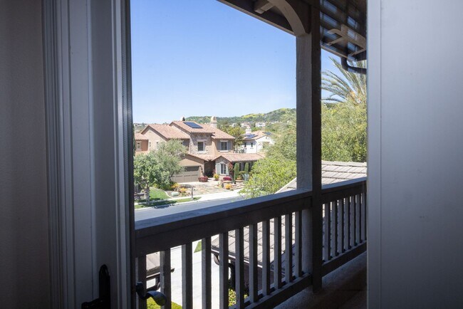 Building Photo - SPECTACULAR GATED HOME IN CATANIA COMMUNIT...