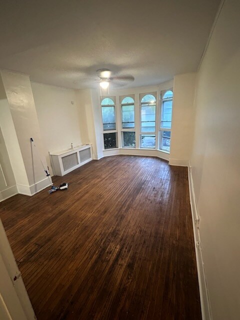 Living room with bay window - 14 Perine St