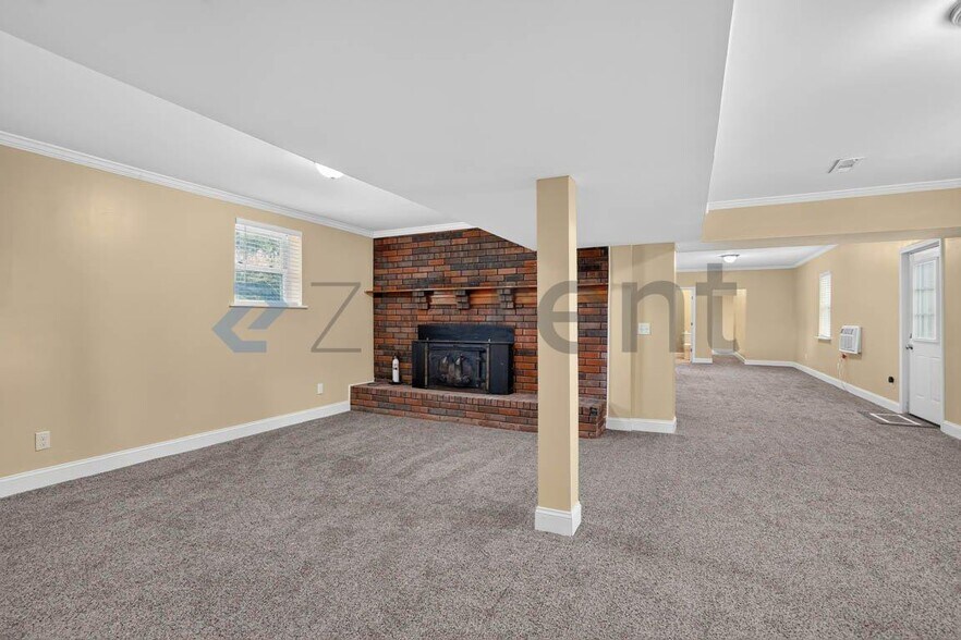 Building Photo - Unit