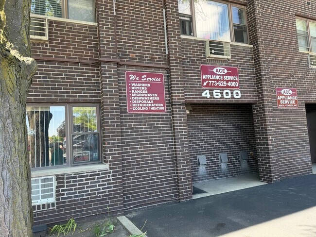 Building Photo - 4600 N Cumberland Ave