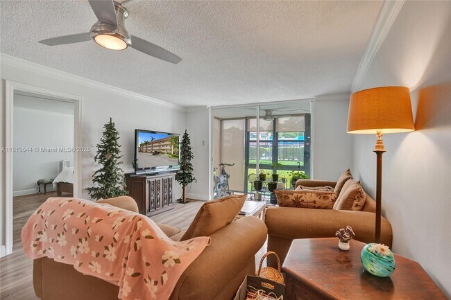 Building Photo - 9410 N Hollybrook Lake Dr