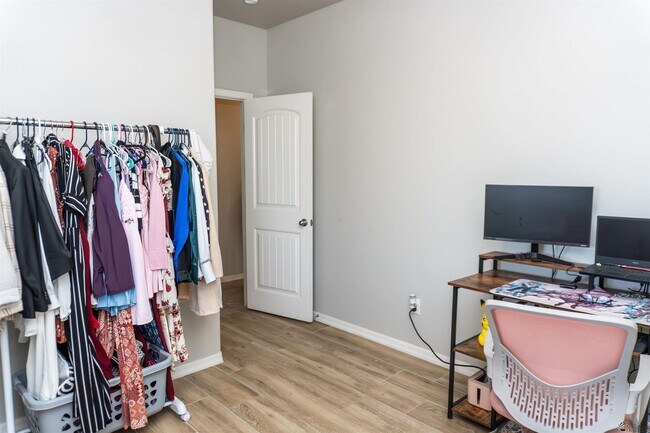 Building Photo - 6722 E 35th St