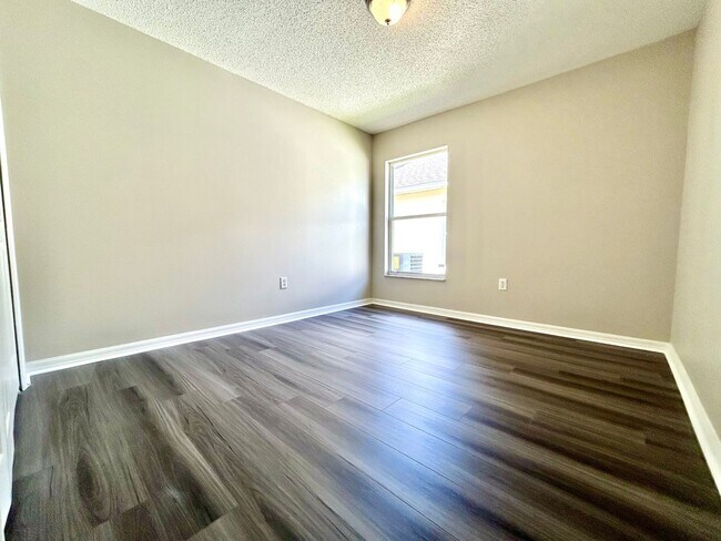 Building Photo - Davenport Gem: 4Bedrooms/ 2Baths pool home!