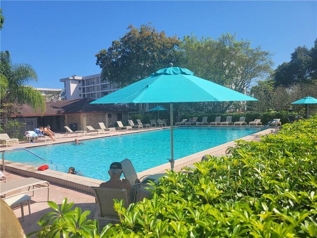 Building Photo - 3050 N Palm Aire Dr