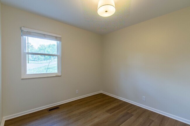 Building Photo - Charming Cul-de-Sac Home with Porch Swing & Wooded Views – 15 Mins from Nashville!