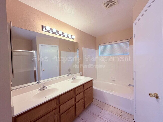 Building Photo - 2293 E Longhorn Pl