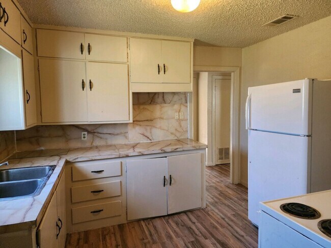 Building Photo - 1312 Carol Way