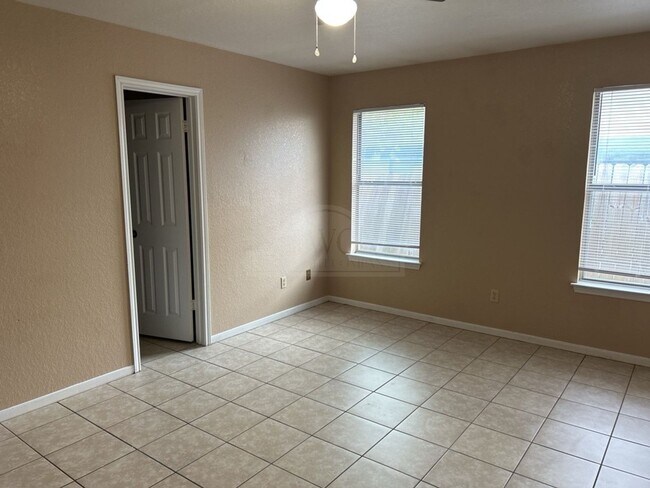 Building Photo - 2511 Bermuda Dr