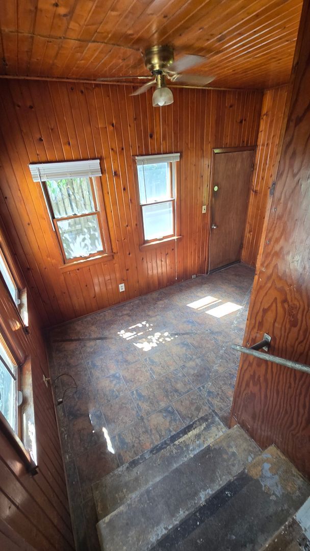 Building Photo - Charming 1 Bedroom Home with Large Yard & Garage