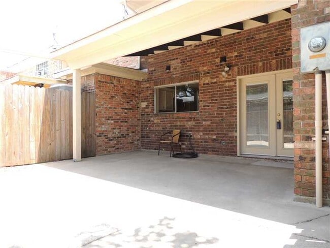 Building Photo - Large Townhouse One Block off Youree Drive and Southfield Road