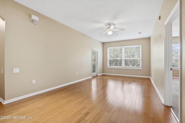 Building Photo - 10550 Baymeadows Rd