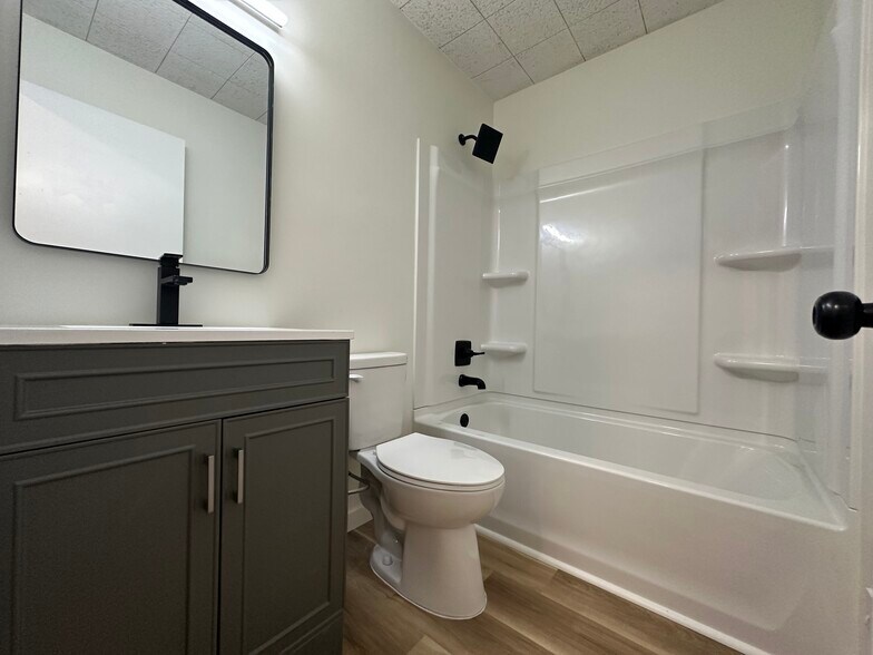 Main Bath - 5317 N 45th St