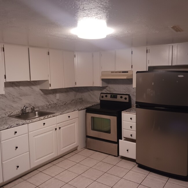 Building Photo - Charming 2-Bedroom Duplex - !! $500 OFF of...