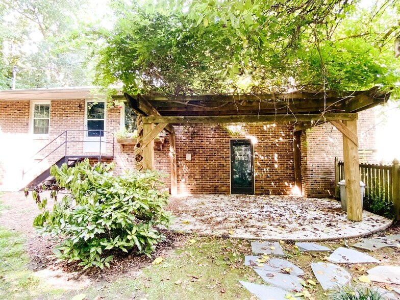 Building Photo - 333 Northfield Dr