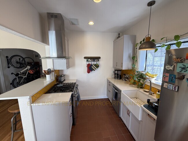 Building Photo - 2548 E 3rd St