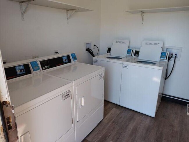 Building Photo - All utilities included!!! Horizon Suites