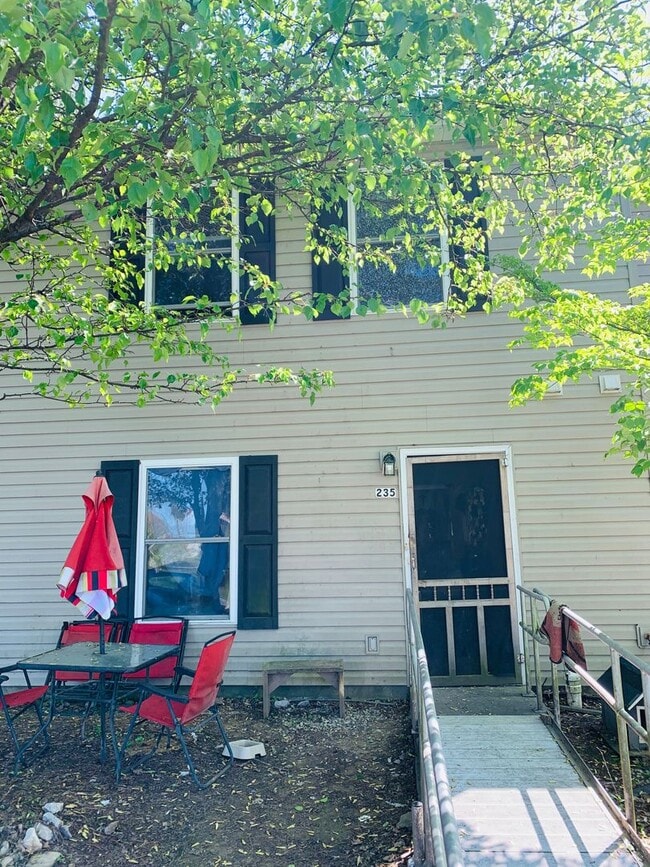 Building Photo - 235 Freestone Dr