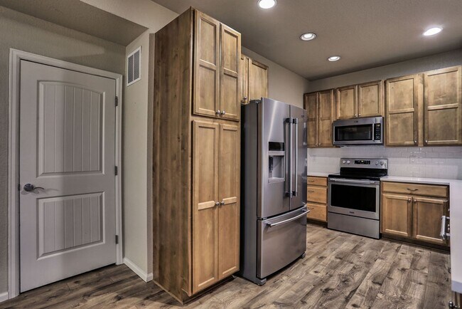 Building Photo - 4 Bedroom Home in East Windsor