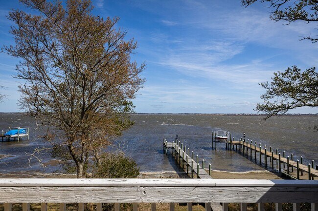 Building Photo - 219 Patane