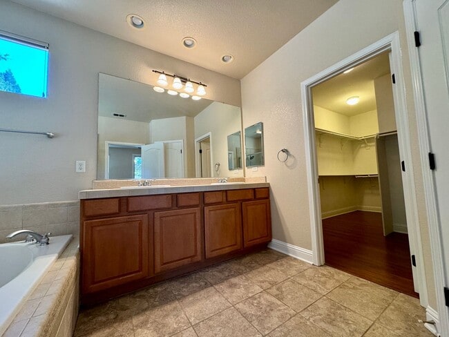 Building Photo - Beautiful Four-Bedroom Home Available in Folsom!