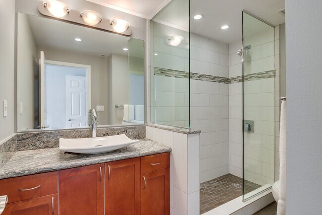 Building Photo - Luxury  Unit in Little Italy