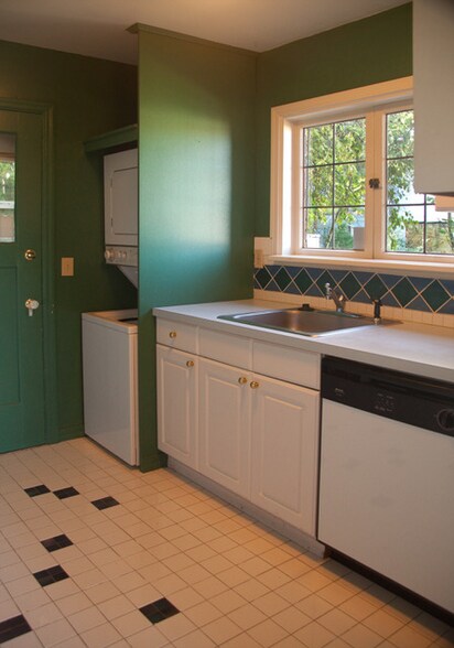 Building Photo - 3405 SW Barbur Blvd