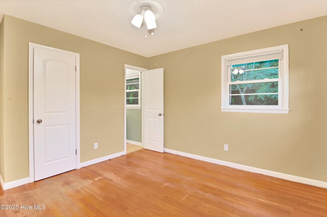 Building Photo - 300 Long Acres Dr