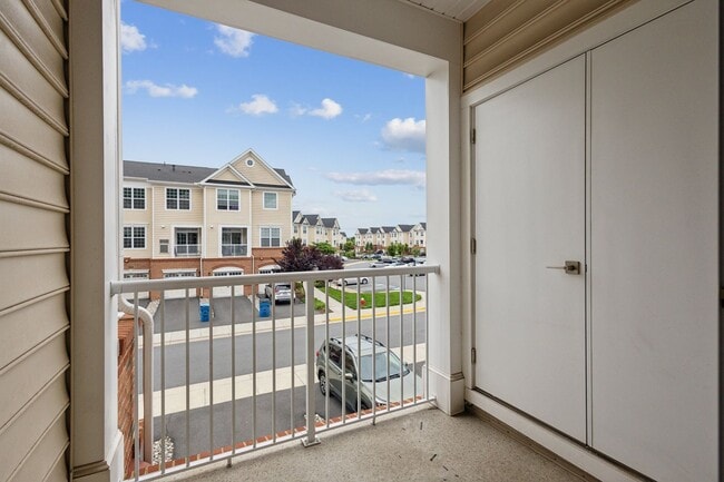 Building Photo - Beautiful end-unit condo townhome located ...
