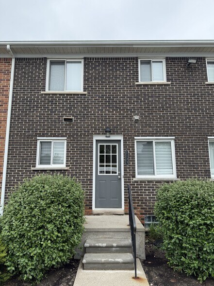 Rear entry with covered parking included - 1133 Tienken Ct