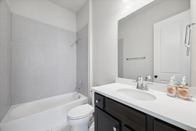 Building Photo - 2022 Serene Spgs Dr