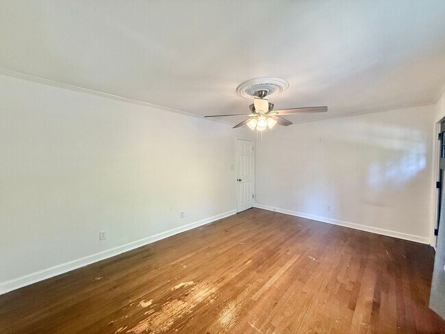 Building Photo - **OFFERING REFUNDABLE APPLICATION FEES & $150 MOVE IN PROMOTION** Newly Remodeled 3BD, 1BA Raleig...
