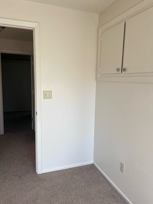 Building Photo - FREE RENT! 2x1 Townhome on Miller St S