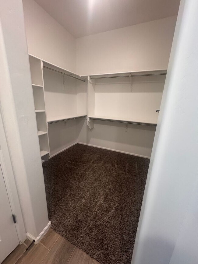 Building Photo - Beautiful newer townhome with Mountain View’s