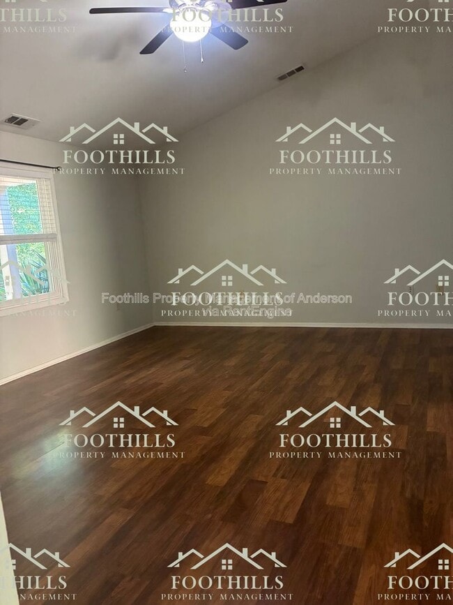 Building Photo - 303 Green Forest Dr